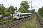 Am 04.10.2023 hat der Eurobahn-ET 7.02 auf der Fahrt von Hamm (Westfalen) nach Venlo/NL im Bahnhof Erkrath das Ende der Steilrampe aus Hochdahl erreicht. Diese am 10.04.1841 eröffnete 2,5 km lange Strecke stellte mit einer Neigung von 3,3 % besondere Anforderungen an den Bahnbetrieb. Zunächst wurden die Züge von einer stationären Dampfmaschine hochgezogen, doch bereits wenig später wurde in Hochdahl eine Umlenkrolle installiert und ein drittes Gleis nach Erkrath gelegt, auf der talwärts verkehrende Lokomotiven mittels einer Kette den bergwärts fahrenden Lokomotiven halfen, die 82 m Höhenunterschied zu überwinden. Erst 1926 konnte darauf verzichtet werden, danach waren Vorspann- und Schublokomotiven bis zur Elektrifizierung 1963 an der Tagesordnung. Während das linke Gleis heute von den RE-Linien in beiden Richtungen befahren wird, dienen das mittlere und rechte Gleis dem S-Bahn-Verkehr.