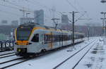 Auf seinem Weg von Venlo/NL nach Hamm (Westfalen) fährt der Eurobahn-ET 7.02 am 09.12.2017 am S-Bahn-Haltepunkt Düsseldorf-Hamm vorbei