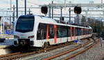 Nachschuss auf den Flirt 3 ET 25 2304 von Abellio, der am 02.01.2018 als RE 19  Rhein-Ijssel-Express  Arnhem Centraal in Richtung Düsseldorf verlässt.