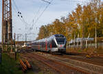 Der dreiteilige Stadler FLIRT DB 427 608-5 / 827 108-2 / 427 108-6, ex Abellio Rail NRW ET 23 2109  Kreis Siegen-Wittgenstein   fährt am 30.10.2022,  als RE 16  Ruhr-Sieg-Express  (Essen - Hagen