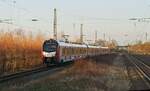 Auf dem Weg von Duisburg nach Düsseldorf durchfährt eine Flirt 3 XL-Dreifachtraktion der Eurobahn, vorne ET 4.31 (3 427 009), am 23.02.2022 Düsseldorf-Angermund.