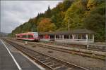 Zwei GTW der Kurhessenbahn in Nordrheinwestfahlen vor dem stark renovierungsbedürftigen Bahnsteigen.