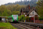 Ein Stadler GTW 2/6 der Westerwaldbahn des Kreises Altenkirchen GmbH (WEBA)  Daadetalbahn , verlässt am 08.05.2023, als  RB 97  Daadetalbahn  nach Betzdorf, den Hp Niederdreisbach (zuvor Bf) und fährt weiter in Richtung Betzdorf (Sieg). Es war wohl der erste Zug des Tages, denn am Abend zuvor (des 07.05.) und in der Nacht gab im Daadetal mächtigen Starkregenfälle, so musste erst die Strecke auf Unterspülungen untersucht werden.

Die zwei Stadler GTW 2/6 der Westerwaldbahn des Kreises Altenkirchen GmbH (WEBA) sind die ehemaligen Triebwagen der HellertalBahn GmbH, sie wurden zum 31.12.2015, von der WEBA angekauft und vor ihrem neuen Einsatz bei der Euromaint Rail GmbH (EMR) in Delitzsch modernisiert und hauptuntersucht.
