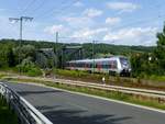 Am 30.7.17 berquert ABRM 442 307 die Saalebrcke in Groheringen Richtung Naumburg.