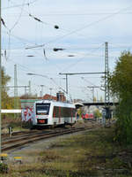 Kreuzung in W-Unterbarmen: S7 nach Solingen (VT 12.12 07) und S8 nach Mönchengladbach (1440 302) werden in wenigen Momenten beide am Bahnsteig halten.