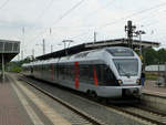 ET 232102 vorne und 222103 hinten bilden am 12.7.19 den RE16, der hier auf dem Weg nach Essen am Wittener Hauptbahnhof hält.