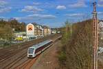 Auf der Fahrt in Richtung Remscheid und weiter nach Solingen hat dieser LINT41 von Abellio am 03.04.21 soeben Wuppertal-Oberbarmen verlassen und biegt in wenigen Augenblicken nach rechts in Richtung