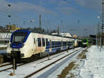 Eine Regionalbahn Richtung Kln wartet am 12. Februar 2021 in Oberbarmen auf ihre Abfahrt, whrend nebenan die S-Bahn Richtung Essen (mit 3429 021) hlt.