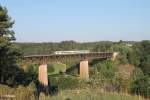 Eine Agilis überquert das Viadukt bei Beratzhausen.