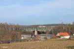 Ein Unbekannter Agilis RegioShuttel RS1 überquert das Unterthölauer Viadukt in Richtung Marktredwitz.