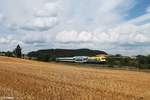 Die Sommerernte ist im vollem Gange als ER20 013 alias Bodo mit dem ALX84108 Hof - München bei Lengenfeld an einem abgeernteten Feld richtung Süden vorbei zog.