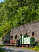Ein DIEMA-Feldbahnlok vom Typ DS 40 mit zwei Loren bei der ehemaligen Verladeanlage des ehem.