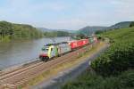 486 506 mit einem Wechselpritschenzug bei Lorch am Rhein.