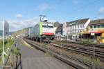 486 501 mit einem Wechslpritschenzug in Rüdesheim.