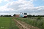 185 101 mit einem Containerzug bei der Stromkreistrennstelle Bischofsheim.