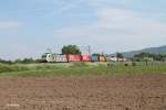 486 501-0 verlässt Weinheim (Bergstrasse) mit einem Wechselpritschenzug in Richtung Süden. 28.05.15