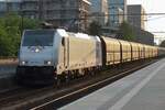 Goldener Zeiten? Captrain 186 459 zieht whrend die Dmerung ein Kohlezug durch Tilburg am 16 Juli 2016.
