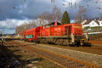 Die 294 590-5 (98 80 3294 590-5 D-DB), ex DB 294 090-6, ex DB 290 090-0, eine remotorisierte V90, der DB Cargo Deutschland AG drück am 04.02.2021 einen Coilzug vom Rbf Kreuztal in Richtung