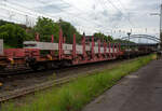 Vierachsiger Drehgestellflachwagen in Regelbauart der DB Cargo AG (ex DB Schenker), 81 80 3507 857-0 D-DB der Gattung Rbns 646.1, am 21 Mai 2024 beladen mit einem Fertigbetonträger, im Zugverband