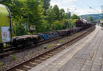 Leerer sechsachsige Drehgestell-Gelenk-Containertragwagen-Einheit 104´/ 6-achsiger Containertragwagen104´, 31 80 4953 285-2 D-DB, der Gattung Sggmrs 715, der DB Cargo AG, am 24 Juli 2025 im Zugverband bei der Zugdurchfahrt in Kirchen/Sieg. Der Wagen wurde bereits 1989 von der Wagon Union (WU) in Berlin-Borsigwalde gebaut. 

Die Gelenkwagen Sggmrs 715 sind für den Transport von Großcontainern und Wechselbehältern vorgesehen. Auf den Außenlangträgern des Wagens befinden sich für jede vorgesehene Ladeposition klappbare Aufsetzzapfen zum Festlegen der Ladungseinheiten unterschiedlicher Längen und Typen (WB gemäß UIC-Merkblatt 592-4 und Ct gemäß UIC-Merkblatt 592-1 und 2) in verschiedenen Kombinationen.

Das aus 2 Wagenhälften bestehende Untergestell ist eine verwindungsweiche, geschweißte Rahmenkonstruktion aus Walz- und Blechprofilen, gebildet aus den Kopfstücken, den Hauptquerträgern und den äußeren Langträgern. Die Bereiche über den Drehgestellen sind durch Bleche versteift, die außerdem als Funkenschutzbleche dienen. In der Wagenmitte befindet sich eine Übersteigmöglichkeit. Die Verbindung der beiden Wagenhälften besteht aus einem Gelenklager und seitlichen Gleitstücken. Der Wagen trägt die Anschrift „Beladenen Wagen vorsichtig rangieren“.

TECHNISCHE DATEN:
Spurweite: 1.435 mm (Normalspur)
Länge über Puffer: 33.940 mm
Drehzapfenabstände: 2 x 14.200 mm
Achsabstand in den Drehgestellen: 1.800 mm
Laufraddurchmesser: 920 mm (neu)
Ladelänge: 2 x 16.100 mm (2 x 52`)
Höhe der Ladeebene über S.O.: 1.155 mm
Eigengewicht: 30.800 kg
Max. Zuladung bei Lastgrenze: 104,0 t (ab Streckenklasse D)
Höchstgeschwindigkeit: 100 km/h (beladen) / 120 km/h (leer)
Kleinster befahrbarer Gleisbogen: R 75 m
Bremse: KE-GP-A (K) 
Bremssohle: Cosid 810
Feststellbremse: Nein
Verwendungsfähigkeit: RIV (Regolamento Internazionale Veicoli)