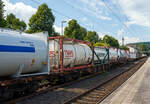 Vierachsiger Drehgestell-Containertragwagen für Großcontainer und Jumbo-Wechselbehälter, 31 80 4558 570-6 D-DB, der Gattung Sgns 696, der DB Cargo AG, am 30 Juli 2025 im Zugverband bei einer Zugdurchfahrt im Bahnhof Kirchen/Sieg, hier beladen mit drei 20' Tankcontainer. 

Diese Wagen wurden ab 2008 vom des rumänischen Herstellers MEVA in Drobeta-Turnu Severin (seit 2016 zur The Greenbrier Companies) hergestellt. Der Wagen ist im Rahmen der neuen Tragwagenkonzeption für den Transport von Containern in Zügen des kombinierten Ladungsverkehrs vorgesehen. Auf den Außenlangträgern des Wagens befinden sich für jede vorgesehene Ladeposition feste und klappbare Aufsetzzapfen zum Festlegen der Ladungseinheiten in verschiedenen Kombinationen. 

Das Untergestell ist eine verwindungsweiche, geschweißte Rahmenkonstruktion aus Walz- und Blechprofilen, gebildet aus den Kopfstücken, den Hauptquerträgern und den äußeren Langträgern.

TECHNISCHE DATEN:
Spurweite: 1.435 mm (Normalspur)
Anzahl der Achsen: 4 (in zwei Drehgestellen)
Länge über Puffer: 19.640 mm
Drehzapfenabstand: 14.200 mm
Achsabstand im Drehgestell: 1.800mm
Raddurchmesser: 920 mm (neu) / 840 mm (abgenutzt)
Max. Ladelänge: 18.400 mm
Höhe der Ladeebene über SOK: 1.155 mm
Höchstgeschwindigkeit: 100 km/h (beladen) / 120 km/h (leer)
Eigengewicht: 18.550 kg
Maximales Ladegewicht: 71,0 t (ab Streckenklasse D)
Kleinster bef. Gleisbogenradius: R = 75 m
Bauart der Bremse: KE-GP-A (K)
Verwendungsfähigkeit: TEN GE / G1