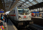 Die 147 574-8 (91 80 6147 574-8 D-DB – IC 4901) der DB Fernverkehr AG fährt am 20 Mai 2025, mit dem IC 2206 (Köln Hbf - Münster Hbf - Norddeich Mole), in den Hauptbahnhof Köln ein. Bis vorkurzem gab es auch täglich eine IC-Direktverbindung von Frankfurt am Main über Siegen nach Norddeich Mole, die leider wegen zu geringer Auslastung eingestellt wurde. So müssen wir leider nun wieder über Köln fahren, wenn wir nach Norddeich Mole oder wie hier nach Münster wollen.

Die TRAXX P160 AC3 wurde 2019 von Bombardier in Kassel unter der Fabriknummer KAS 35624 gebaut und an die DB Fernverkehr AG geliefert.  Sie hat die Zulassungen für Deutschland und mittlerweile auch für die Schweiz, daher hat sie auch vier Stromabnehmer. 