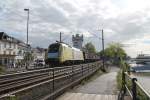 ES64 U2 - 025 rollt mit einem Coiltransport durch Rüdesheim am Rhein.