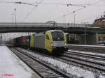 ES64 U2 010 durchfhrt Regensburg HBF mit einem Containerzug.