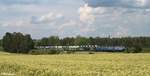 225 002 und 225 802 ziehen den Autozug von Glauchau nach Mnchen Hilbertshofen bei Schnfeld.