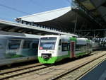 EB VT 009 passiert als Rangierfahrt den im Erfurter Hauptbahnhof stehenden ICE S mit dem Testwagen #seeitnovo.