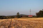 420 13 alias 223 034 zieht ein Kesselzug aus Cheb nach Ingolstadt über das Röslau Viadukt bei Seußen.