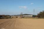 212 322 zieht ein leeren Kesselzug aus Cheb über das Rößlau Viadukt bei Seußen.