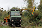 evb Infrastruktur >NFZ 531< war am 07.10.2020 in Tostedt - West damit beschäftigt den Bewuchs in Grenzen zu halten.