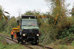 evb Infrastruktur >NFZ 531< war am 07.10.2020 in Tostedt - West damit beschäftigt den Bewuchs in Grenzen zu halten.