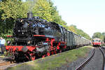 86 1333-3 mit Ihren Sonderzug auf Pendelfahrt zwischen Bremervörde und Stade am 30.09.2023. Am anderen Zugende läuft die 132 334-4.