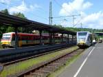 22.05.2009 in den Betzdorf/Sieg sind links auf Gleis 113 ein Diesel-Triebzug VT 628.4 / 928.4 der Daadetalbahn aus Daaden und rechts auf Gleis 102 ein Stadler GTW 2/6 der Hellertalbahn aus Dillenburg