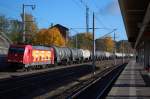 185 586-5 (HGK 2054) mit einem Kesselzug in Rathenow in Richtung Stendal.