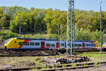 Das ist der neue Klimaschutz am Westerwald....
Zwei der drei neuen zweiteiligen Hybridtriebzüge (E/Akku) der BR 563 vom Typ SIEMENS Mireo Plus B der HLB (Hessische Landesbahn GmbH) sind am 30 April 2025 in Betzdorf/Sieg abgestellt. Links der 563 801/563 901 (94 80 0563 801-0 D-HEB / 94 80 0563 901-8 D-HEB) und rechts daneben der 563 803/563 903 (94 80 0563 803-6 D-HEB / 94 80 0563 903-4 D-HEB)

Die beiden zweiteiligen SIEMENS Mireo Plus B wurden 2024 von SIEMENS in Krefeld gebaut. 

Auszug aus der Pressemitteilung der HLB:
Alternative Antriebe im Norden von Rheinland-Pfalz: Durchbruch beim Pilotprojekt mit Batteriezügen im Westerwald / Zuschlag an Siemens Mobility für Mireo Plus B Fahrzeuge

Als Aufgabenträger für den Nahverkehr auf der Schiene im Norden von Rheinland-Pfalz setzt sich der SPNV-Nord gemeinsam mit seinen Projektpartnern von Bund, Land und Eisenbahnverkehrsunternehmen (EVU) für den Einsatz von alternativen Antrieben als Abkehr vom Dieselbetrieb ein.

Dabei konnte bereits im letzten Jahr für die Beschaffung der Fahrzeuge eine Unterstützung aus dem Förderprogramm des Bundesministeriums für Digitales und Verkehr (BMDV) für alternative Antriebe gewonnen werden.

Als Besonderheit sollen im SPNV-Nord erstmalig die beiden Antriebstechnologien für die Dekarbonisierung des Schienenverkehrs, Wasserstoff und Batterieelektrik, nebeneinander im mehrjährigen Fahrgastbetrieb zum Einsatz kommen mit einer vollständigen Rückfallebene mit Dieselfahrzeugen.

Das betrifft auch den Pilotbetrieb mit drei batterie-elektrischen Fahrzeugen im Westerwald, der zum Fahrplanwechsel im Dezember 2025 geplant ist. Dieser sieht einen Fahrzeugeinsatz auf der RB 90 Limburg – Au – Siegen (Oberwesterwaldbahn und Siegstrecke) und auf der RB 29 Limburg – Siershahn (Unterwesterwaldbahn) durch die Hessische Landesbahn (HLB) vor. Bei diesem Pilotprojekt wurde jüngst ein wichtiger Durchbruch erzielt:

Als Ergebnis der von der HLB dafür durchgeführten Fahrzeugausschreibung hat Siemens Mobility jetzt den Zuschlag für drei zweiteilige Mireo Plus B Batteriezüge erhalten. Das Fahrzeug mit seiner hohen Antriebsleistung ist für den anspruchsvollen Einsatz im Westerwald bestens geeignet. Der geplante Einsatz der drei Batteriezüge auf den Linien RB 90 und RB 29 umfasst eine Jahresfahrleistung von fast 400.000 Zug-km und ersetzt drei Dieselfahrzeuge. Da die HLB emissionsfreien Bahnstrom bezieht, werden jährlich fast 1.150 Tonnen CO2 eingespart. Der Betrieb der Batteriefahrzeuge erfordert keine neue Infrastruktur, denn die Wendezeiten in Limburg von über 20 Minuten auf der RB 29 werden für die Aufladung der Fahrzeuge ausreichend sein. Bei den auf der RB 90 verkehrenden Batteriefahrzeugen erfolgt dies im elektrifizierten Abschnitt zwischen Au und Siegen. Die Oberwesterwaldbahn (Limburg – Au) ist mit der Länge von rund 75 km und der zu überwindende Höhe von ca. 350 m derzeit in Deutschland die anspruchsvollste Strecke für den vorgesehenen Einsatz von Batteriezügen.

Die Ausschreibung der Batteriefahrzeuge war so ausgestaltet, dass die Hersteller die Möglichkeit hatten, die Fahrzeuge in laufende Bestellungen zu integrieren, so dass eine schnelle Lieferzeit in Aussicht gestellt wurde.

Siemens Mobility baut für den Einsatz im Westerwald drei zweiteilige Mireo Plus B Batteriezüge, die durch jeweils drei Türen pro Seite einen schnellen Ein- und Ausstieg ermöglichen. Die Züge verfügen für den Betrieb unter Oberleitung und zum Aufladen der Batterien über einen Stromabnehmer und verkehren auf den nicht-elektrifizierten Strecken im Batteriebetrieb. Die geräumigen Fahrzeuge bieten den Fahrgästen 126 Sitzplätze und 156 Stehplätze und sind mit einer speziellen Einstiegshilfe ausgestattet, die mobilitätseingeschränkten Menschen das Bahnfahren erleichtert.

Die neuen Batteriezüge werden auf der Oberwesterwaldbahn Limburg – Altenkirchen - Au - Siegen, und auf der Unterwesterwaldbahn zwischen Limburg – Montabaur – Siershahn unterwegs sein. Die Strecke der OWB beträgt ca. 115 km, davon sind ca. 75 km ohne Fahrdraht. Es ist vorgesehen die Züge in Limburg und auf dem Teilabschnitt Au – Siegen nachzuladen. Auf der UWB beträgt die nicht elektrifizierte Strecke ca. 35 km. Damit ist ein Zugbetrieb hin und zurück ohne Nachladen möglich. Insgesamt werden die Züge über 50 Bahnhöfe anfahren.

TECHNISCHE DATEN:
Spurweite: 1.435 mm
Achsfolge: Bo’-2’-Bo’
Fahrzeuglänge über Kupplung: 46.560 mm
Drehzapfenanstand: 2 x 17.930 mm
Anzahl der Türen je Seite: 3
Installierte Leistung: 1.700 kW
Leistungsübertragung: elektrisch
Motoren: 2 Drehstrom-Asynchronmotoren
Höchstgeschwindigkeit: 140 km/h 
Kupplung: Mittelpufferkupplung Schaku Typ 10
kleinster befahrbarer Gleisbogen: R 150 m (Normal) / R 100 m (Werkstatt)

Ein kleiner Nachteil gegenüber den LINT-Dieseltriebzügen ist mir aufgefallen, die Gesamt-Fensterfläche ist geringer. Ich bin aber sehr gespannt auf den Betriebseinsatz und wie es läuft.
