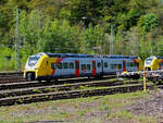 Das ist der neue Klimaschutz am Westerwald....
Zwei der drei neuen zweiteiligen Hybridtriebzüge (E/Akku) der BR 563 vom Typ SIEMENS Mireo Plus B der HLB (Hessische Landesbahn GmbH) sind am 30 April 2025 in Betzdorf/Sieg abgestellt. Links der 563 801/563 901 (94 80 0563 801-0 D-HEB / 94 80 0563 901-8 D-HEB) und rechts daneben der 563 803/563 903 (94 80 0563 803-6 D-HEB / 94 80 0563 903-4 D-HEB)

Die beiden zweiteiligen SIEMENS Mireo Plus B wurden 2024 von SIEMENS in Krefeld gebaut. 

Auszug aus der Pressemitteilung der HLB:
Alternative Antriebe im Norden von Rheinland-Pfalz: Durchbruch beim Pilotprojekt mit Batteriezügen im Westerwald / Zuschlag an Siemens Mobility für Mireo Plus B Fahrzeuge

Als Aufgabenträger für den Nahverkehr auf der Schiene im Norden von Rheinland-Pfalz setzt sich der SPNV-Nord gemeinsam mit seinen Projektpartnern von Bund, Land und Eisenbahnverkehrsunternehmen (EVU) für den Einsatz von alternativen Antrieben als Abkehr vom Dieselbetrieb ein.

Dabei konnte bereits im letzten Jahr für die Beschaffung der Fahrzeuge eine Unterstützung aus dem Förderprogramm des Bundesministeriums für Digitales und Verkehr (BMDV) für alternative Antriebe gewonnen werden.

Als Besonderheit sollen im SPNV-Nord erstmalig die beiden Antriebstechnologien für die Dekarbonisierung des Schienenverkehrs, Wasserstoff und Batterieelektrik, nebeneinander im mehrjährigen Fahrgastbetrieb zum Einsatz kommen mit einer vollständigen Rückfallebene mit Dieselfahrzeugen.

Das betrifft auch den Pilotbetrieb mit drei batterie-elektrischen Fahrzeugen im Westerwald, der zum Fahrplanwechsel im Dezember 2025 geplant ist. Dieser sieht einen Fahrzeugeinsatz auf der RB 90 Limburg – Au – Siegen (Oberwesterwaldbahn und Siegstrecke) und auf der RB 29 Limburg – Siershahn (Unterwesterwaldbahn) durch die Hessische Landesbahn (HLB) vor. Bei diesem Pilotprojekt wurde jüngst ein wichtiger Durchbruch erzielt:

Als Ergebnis der von der HLB dafür durchgeführten Fahrzeugausschreibung hat Siemens Mobility jetzt den Zuschlag für drei zweiteilige Mireo Plus B Batteriezüge erhalten. Das Fahrzeug mit seiner hohen Antriebsleistung ist für den anspruchsvollen Einsatz im Westerwald bestens geeignet. Der geplante Einsatz der drei Batteriezüge auf den Linien RB 90 und RB 29 umfasst eine Jahresfahrleistung von fast 400.000 Zug-km und ersetzt drei Dieselfahrzeuge. Da die HLB emissionsfreien Bahnstrom bezieht, werden jährlich fast 1.150 Tonnen CO2 eingespart. Der Betrieb der Batteriefahrzeuge erfordert keine neue Infrastruktur, denn die Wendezeiten in Limburg von über 20 Minuten auf der RB 29 werden für die Aufladung der Fahrzeuge ausreichend sein. Bei den auf der RB 90 verkehrenden Batteriefahrzeugen erfolgt dies im elektrifizierten Abschnitt zwischen Au und Siegen. Die Oberwesterwaldbahn (Limburg – Au) ist mit der Länge von rund 75 km und der zu überwindende Höhe von ca. 350 m derzeit in Deutschland die anspruchsvollste Strecke für den vorgesehenen Einsatz von Batteriezügen.

Die Ausschreibung der Batteriefahrzeuge war so ausgestaltet, dass die Hersteller die Möglichkeit hatten, die Fahrzeuge in laufende Bestellungen zu integrieren, so dass eine schnelle Lieferzeit in Aussicht gestellt wurde.

Siemens Mobility baut für den Einsatz im Westerwald drei zweiteilige Mireo Plus B Batteriezüge, die durch jeweils drei Türen pro Seite einen schnellen Ein- und Ausstieg ermöglichen. Die Züge verfügen für den Betrieb unter Oberleitung und zum Aufladen der Batterien über einen Stromabnehmer und verkehren auf den nicht-elektrifizierten Strecken im Batteriebetrieb. Die geräumigen Fahrzeuge bieten den Fahrgästen 126 Sitzplätze und 156 Stehplätze und sind mit einer speziellen Einstiegshilfe ausgestattet, die mobilitätseingeschränkten Menschen das Bahnfahren erleichtert.

Die neuen Batteriezüge werden auf der Oberwesterwaldbahn Limburg – Altenkirchen - Au - Siegen, und auf der Unterwesterwaldbahn zwischen Limburg – Montabaur – Siershahn unterwegs sein. Die Strecke der OWB beträgt ca. 115 km, davon sind ca. 75 km ohne Fahrdraht. Es ist vorgesehen die Züge in Limburg und auf dem Teilabschnitt Au – Siegen nachzuladen. Auf der UWB beträgt die nicht elektrifizierte Strecke ca. 35 km. Damit ist ein Zugbetrieb hin und zurück ohne Nachladen möglich. Insgesamt werden die Züge über 50 Bahnhöfe anfahren.

TECHNISCHE DATEN:
Spurweite: 1.435 mm
Achsfolge: Bo’-2’-Bo’
Fahrzeuglänge über Kupplung: 46.560 mm
Drehzapfenanstand: 2 x 17.930 mm
Anzahl der Türen je Seite: 3
Installierte Leistung: 1.700 kW
Leistungsübertragung: elektrisch
Motoren: 2 Drehstrom-Asynchronmotoren
Höchstgeschwindigkeit: 140 km/h 
Kupplung: Mittelpufferkupplung Schaku Typ 10
kleinster befahrbarer Gleisbogen: R 150 m (Normal) / R 100 m (Werkstatt)

Ein kleiner Nachteil gegenüber den LINT-Dieseltriebzügen ist mir aufgefallen, die Gesamt-Fensterfläche ist geringer. Ich bin aber sehr gespannt auf den Betriebseinsatz und wie es läuft.
