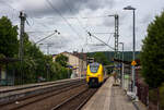 Nun sind die HLB SIEMENS Mireo Plus B wohl schon im Planbetrieb: Der HLB 563 801 / 563 901 (94 80 0563 801-0 D-HEB / 94 80 0563 901-8 D-HEB), ein zweiteiliger Hybridtriebzug (E/Akku) der BR 563 vom Typ SIEMENS Mireo Plus B der HLB (Hessische Landesbahn GmbH), hat am 04 Juni 2025, als RB 90  Westerwald-Sieg-Bahn  (Limburg/Lahn - Westerburg - Altenkirchen/Westerwald - Au/Sieg - Betzdorf/Sieg – Siegen), im Batteriemodus (Stromabnehmer sind unten) den Bahnhof Kirchen/Sieg erreicht.

Nochmals einen lieben Gruß an den netten Triebfahrzeugführer zurück. 

Der zweiteilige SIEMENS Mireo Plus B wurden 2024/25 von SIEMENS in Krefeld gebaut und im April 2025 an die HBL ausgeliefert.

Warum im Batteriemodus gefahren wird, kann ich nur vermuten das man die Reichweite mit einer Akkuladung testen will. Dann aber schonmal Hut ab / Chapeau (alle Achtung und allen Respekt!), denn von Limburg bis Kirchen hat er dann ca. 100 km zurückgelegt. 