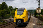 Nun sind die HLB SIEMENS Mireo Plus B wohl schon im Planbetrieb: Der HLB 563 801 / 563 901 (94 80 0563 801-0 D-HEB / 94 80 0563 901-8 D-HEB), ein zweiteiliger Hybridtriebzug (E/Akku) der BR 563 vom Typ SIEMENS Mireo Plus B der HLB (Hessische Landesbahn GmbH), erreicht am 04 Juni 2025, als RB 90  Westerwald-Sieg-Bahn  (Limburg/Lahn - Westerburg - Altenkirchen/Westerwald - Au/Sieg - Betzdorf/Sieg – Siegen), im Batteriemodus (Stromabnehmer sind unten) den Bahnhof Kirchen/Sieg. 

Nochmals einen lieben Gruß an den netten Triebfahrzeugführer zurück. 

Der zweiteilige SIEMENS Mireo Plus B wurden 2024/25 von SIEMENS in Krefeld gebaut und im April 2025 an die HBL ausgeliefert.

Warum im Batteriemodus gefahren wird, kann ich nur vermuten das man die Reichweite mit einer Akkuladung testen will. Dann aber schonmal Hut ab / Chapeau (alle Achtung und allen Respekt!), denn von Limburg bis Kirchen hat er dann ca. 100 km zurückgelegt. 