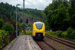 Nun sind die HLB SIEMENS Mireo Plus B wohl schon im Planbetrieb: Der HLB 563 801 / 563 901 (94 80 0563 801-0 D-HEB / 94 80 0563 901-8 D-HEB), ein zweiteiliger Hybridtriebzug (E/Akku) der BR 563 vom Typ SIEMENS Mireo Plus B der HLB (Hessische Landesbahn GmbH), erreicht am 04 Juni 2025, als RB 90  Westerwald-Sieg-Bahn  (Limburg/Lahn - Westerburg - Altenkirchen/Westerwald - Au/Sieg - Betzdorf/Sieg – Siegen), im Batteriemodus (Stromabnehmer sind unten) den Bahnhof Kirchen/Sieg. 

Nochmals einen lieben Gruß an den netten Triebfahrzeugführer zurück. 

Der zweiteilige SIEMENS Mireo Plus B wurden 2024/25 von SIEMENS in Krefeld gebaut und im April 2025 an die HBL ausgeliefert.

Warum im Batteriemodus gefahren wird, kann ich nur vermuten das man die Reichweite mit einer Akkuladung testen will. Dann aber schonmal Hut ab / Chapeau (alle Achtung und allen Respekt!), denn von Limburg bis Kirchen hat er dann ca. 100 km zurückgelegt. 