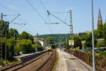 Normalerweise heißt es Dieselnetz Eifel-Westerwald-Sieg (Los 2), zudem auch die Linie RB 90  Westerwald-Sieg-Bahn  von Siegen über Betzdorf/Sieg, Au/Sieg, Altenkirchen/Westerwald und Westerburg nach Limburg/Lahn gehört. Bisher wurde die Verbindung nur mit Dieseltriebzügen der HLB vom Typ LINT 27 oder 41 gefahren. Aber die ca. 40 km lange Strecke zwischen Siegen und Au/Sieg ist elektrifiziert. Den weiteren ca. 78 km sind aber ohne Oberleitung. 

Nun wird aber auch hier elektrisch gefahren und zwar mit Hybridtriebzügen (E/Akku) vom Typ SIEMENS Mireo Plus B. Ein großer Fortschritt für den Klimaschutz am Westerwald.

Hier hat der HLB 563 801 / 563 901 (94 80 0563 801-0 D-HEB / 94 80 0563 901-8 D-HEB), ein zweiteiliger Hybridtriebzug (E/Akku) der BR 563 vom Typ SIEMENS Mireo Plus B der HLB (Hessische Landesbahn GmbH), am Freitag den 13 Juni 2025 den Bahnhof Kirchen/Sieg erreicht.