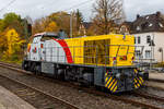 Welch seltener Gast auf der Siegstecke, auch wenn Triebzüge und -wagen der HLB hier Alltag sind, ist die Güterlok der HLB meist in und um Kassel unterwegs. Die Diesellokomotive 275 024-8, alias DG 1131 (92 80 1275 024-8 D-HEB), die Vossloh/MaK G 1206 der HLB - Hessische Landesbahn GmbH, hat am 16 Oktober 2025, auf den Weg in Richtung Köln, im Bahnhof Kirchen/Sieg Hp 0, da es eine Weichenstörung gab.

Die MaK G 1206 wurde 2001 von der VSFT - Vossloh Schienenfahrzeugtechnik GmbH in Kiel-Friedrichsort unter der Fabriknummer 1001131 gebaut und an die LC - Locomotion Capital Ltd. (London) als Mietlok geliefert. 

Lebenslauf/Stationen und Bezeichnungen:
•	Dezember 2001 - Vermietung an NE - Städtische Hafenbetriebe Neuss
•	Januar 2002 - Vermietung an StEK - Städtische Eisenbahn Krefeld 
•	Januar 2002 - Vermietung an Niederrheinische Verkehrsbetriebe AG (NIAG) 
•	Januar/Februar 2002 - Vermietung an OHE- Osthavelländische Eisenbahn AG 
•	Februar 2002 bis August 2003 - Vermietung an IL - InfraLeuna Infrastruktur- und Service GmbH, als IL 206
•	April 2003 - Verkauf an ATC - Angel Trains Cargo SA, Antwerpen (B)
•	August 2003 bis - Vermietung an RBH - RAG Bahn und Hafen GmbH als  RBH 841  
•	April bis Juni 2005 - Vermietung an MEG - Mitteldeutsche Eisenbahn GmbH  MEG 298  
•	November 2005 bis Oktober 2006 - Vermietung an MVG - Mülheimer Verkehrsgesellschaft mbH, Mülheim (Ruhr)  2  
•	November 2006 bis 2013 Vermietung an CFL - Société Nationale des Chemins de Fer Luxembourgeois bzw. CFL Cargo als 1504. Ab 2007 dann NVR-Nummer 92 82 0001 504-0 L-CFLCA. Zum 01.01.2010 aus der ATC wird die Alpha Trains Belgium NV/SA. 
•	Juni 2013 bis Dezember 2014 - Vermietung an HLB - Hessische Landesbahn GmbH  
•	31.12.2014 - Verkauf an die HLB - Hessische Landesbahn GmbH, Betreiber Bezeichnung  DG 1131 , vergabe der NVR-Nummer 92 80 1275 024-8 D-HEB. Auffällig ist das sie, trotz der längeren Einsatzdauer in Luxemburg, heute nur die UIC-Zulassung für Deutschland (D) hat. 

Die MaK G 1206 ist im schweren Rangier- und Streckendienst einsetzbar. Sie wurde 1997 zum ersten Mal gebaut und ist nach Deutschland, Österreich, der Schweiz, Luxemburg, Italien, Spanien, den Niederlanden und nach Frankreich verkauft worden. Allein 23 Lokomotiven fahren als BB 61000 bei der SNCF, davon sechs mit MTU-Motor (Die G 1206 gibt es wahlweise mit Caterpillar- oder MTU-Motor). Diese Lok hat einen Caterpillar 12 Zylinder 4-Takt Dieselmotor mit Abgasturbolader und Ladeluftkühlung vom Typ 3512B DI TA-SC mit einer Leistung von 1.500 kW bei1.800 U/min. Das Strömungsgetriebe ist ein Voith L 5r4 zU2.
