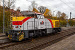 Welch seltener Gast auf der Siegstecke, auch wenn Triebzüge und -wagen der HLB hier Alltag sind, ist die Güterlok der HLB meist in und um Kassel unterwegs. Die Diesellokomotive 275 024-8, alias DG 1131 (92 80 1275 024-8 D-HEB), die Vossloh/MaK G 1206 der HLB - Hessische Landesbahn GmbH, hat am 16 Oktober 2025, auf den Weg in Richtung Köln, im Bahnhof Kirchen/Sieg Hp 0, da es eine Weichenstörung gab.

Die MaK G 1206 wurde 2001 von der VSFT - Vossloh Schienenfahrzeugtechnik GmbH in Kiel-Friedrichsort unter der Fabriknummer 1001131 gebaut und an die LC - Locomotion Capital Ltd. (London) als Mietlok geliefert. 

Lebenslauf/Stationen und Bezeichnungen:
•	Dezember 2001 - Vermietung an NE - Städtische Hafenbetriebe Neuss
•	Januar 2002 - Vermietung an StEK - Städtische Eisenbahn Krefeld 
•	Januar 2002 - Vermietung an Niederrheinische Verkehrsbetriebe AG (NIAG) 
•	Januar/Februar 2002 - Vermietung an OHE- Osthavelländische Eisenbahn AG 
•	Februar 2002 bis August 2003 - Vermietung an IL - InfraLeuna Infrastruktur- und Service GmbH, als IL 206
•	April 2003 - Verkauf an ATC - Angel Trains Cargo SA, Antwerpen (B)
•	August 2003 bis - Vermietung an RBH - RAG Bahn und Hafen GmbH als  RBH 841  
•	April bis Juni 2005 - Vermietung an MEG - Mitteldeutsche Eisenbahn GmbH  MEG 298  
•	November 2005 bis Oktober 2006 - Vermietung an MVG - Mülheimer Verkehrsgesellschaft mbH, Mülheim (Ruhr)  2  
•	November 2006 bis 2013 Vermietung an CFL - Société Nationale des Chemins de Fer Luxembourgeois bzw. CFL Cargo als 1504. Ab 2007 dann NVR-Nummer 92 82 0001 504-0 L-CFLCA. Zum 01.01.2010 aus der ATC wird die Alpha Trains Belgium NV/SA. 
•	Juni 2013 bis Dezember 2014 - Vermietung an HLB - Hessische Landesbahn GmbH  
•	31.12.2014 - Verkauf an die HLB - Hessische Landesbahn GmbH, Betreiber Bezeichnung  DG 1131 , vergabe der NVR-Nummer 92 80 1275 024-8 D-HEB. Auffällig ist das sie, trotz der längeren Einsatzdauer in Luxemburg, heute nur die UIC-Zulassung für Deutschland (D) hat. 

Die MaK G 1206 ist im schweren Rangier- und Streckendienst einsetzbar. Sie wurde 1997 zum ersten Mal gebaut und ist nach Deutschland, Österreich, der Schweiz, Luxemburg, Italien, Spanien, den Niederlanden und nach Frankreich verkauft worden. Allein 23 Lokomotiven fahren als BB 61000 bei der SNCF, davon sechs mit MTU-Motor (Die G 1206 gibt es wahlweise mit Caterpillar- oder MTU-Motor). Diese Lok hat einen Caterpillar 12 Zylinder 4-Takt Dieselmotor mit Abgasturbolader und Ladeluftkühlung vom Typ 3512B DI TA-SC mit einer Leistung von 1.500 kW bei1.800 U/min. Das Strömungsgetriebe ist ein Voith L 5r4 zU2.
