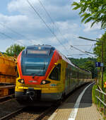 Der 5-teilige Flirt 429 046 / 429 546 der HLB (Hessischen Landesbahn) durchfährt als RE 99 Main-Sieg-Express (Siegen-Gießen-Frankfurt am Main) am 13 Juli 2013 den Haltepunkt Katzenfurt (Lahn-Dill-Kreis) an der KBS 445 (Dillstrecke).