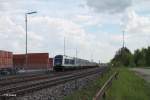 223 152 mit dem Containerzug Schweinfurt - Wiesau am Zielort.