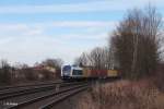 223 144 mit dem Containerzug Hof - Wiesau bei Schönfeld.