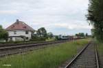 223 144 mit dem Wiesau Containerzug nach Hamburg in Pechbrunn.