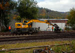 Baustelle Bahnhof Herdorf am 12 Oktober 2025, nun werden die Weichen 25 und 26 eingeschottert. 
Der Liebherr Zweiwegebagger A 922 Rail Litronic mit Abstützpratzen, Kleinwagen Nr. D-KAF 99 80 9904 795-8 (KAF Interne Nr. 10016), der KAF Falkenhahn Bau AG (Kreuztal) muss aushelfen und den Schotter etwas verteilen. Das geht viel schneller als mit Muskelkraft.  Baustelle Bahnhof Herdorf am 12 Oktober 2025, nun werden die Weichen 25 und 26 eingeschottert. 
Der Liebherr Zweiwegebagger A 922 Rail Litronic mit Abstützpratzen, Kleinwagen Nr. D-KAF 99 80 9904 795-8 (KAF Interne Nr. 10016), der KAF Falkenhahn Bau AG (Kreuztal) muss aushelfen und den Schotter etwas verteilen. Das geht viel schneller als mit Muskelkraft.